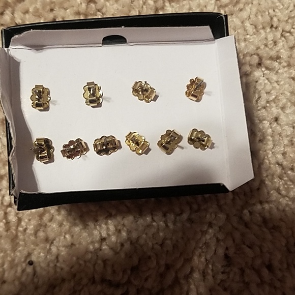 🍏6 Heart Studs - Picture 2 of 3